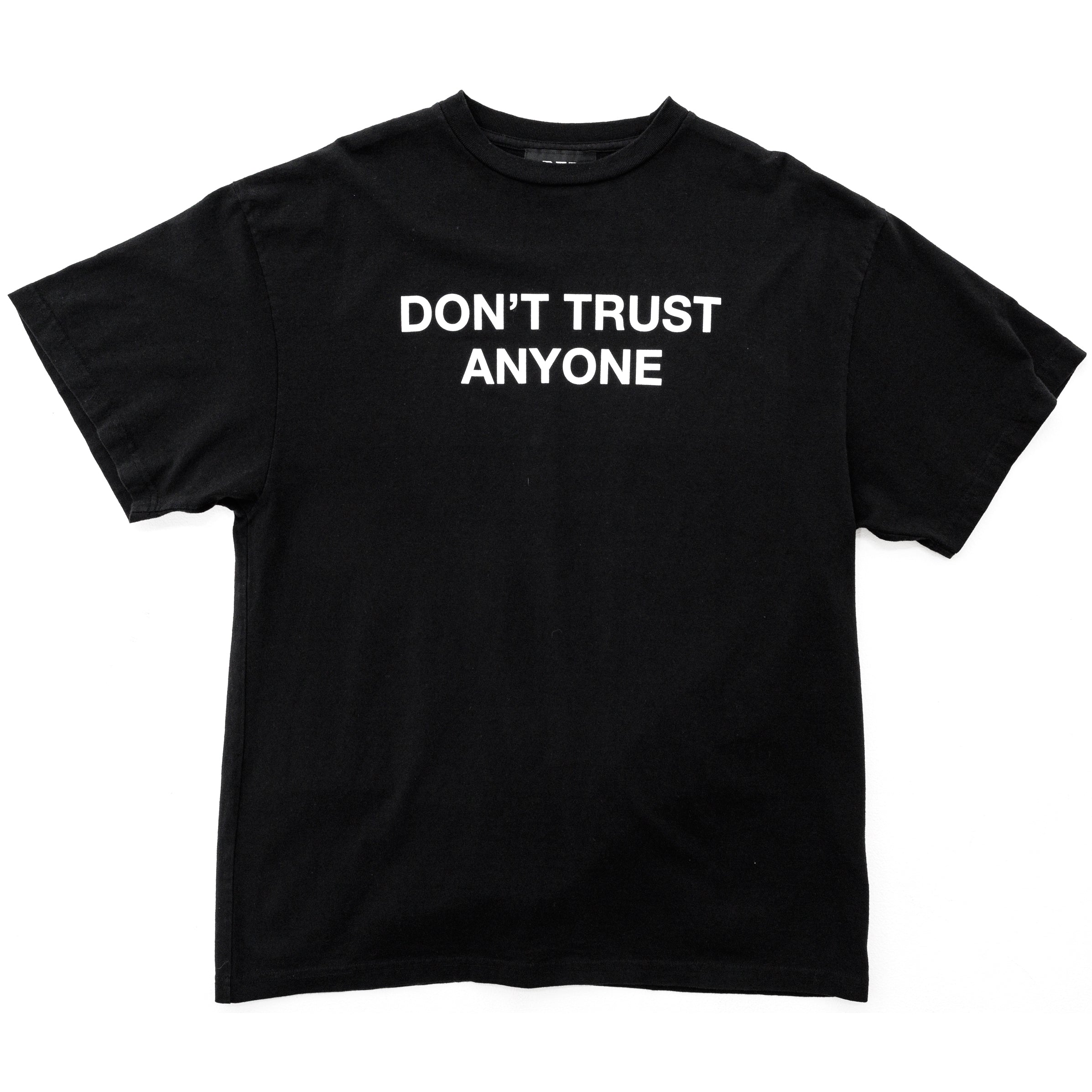 don't trust over 30 Tシャツ　ブラック Don't Trust Anyone T-Shirt – DTA